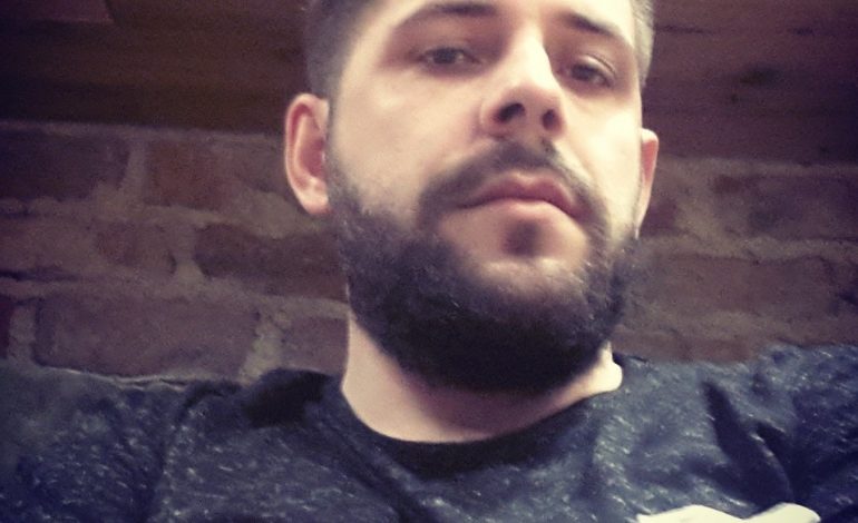 I riu kërkon ndihmë, ka humbur te pedonalja në Tiranë: Shpërblim kush ma kthen