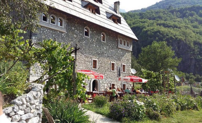 Zjarri shkrumbon kullën turistike në Theth, ja kujt i përkiste