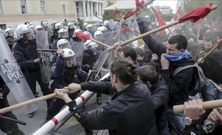 Greqi/ Studentët tentojnë të hyjnë me dhunë në Parlament, përleshen me policinë
