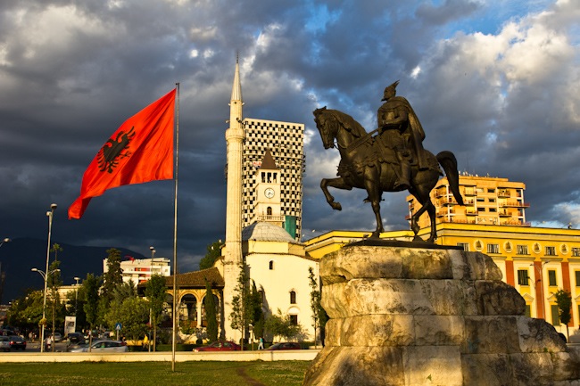 Tirana bashkon shqiptarët për zgjedhjet lokale në Tuz (Video)