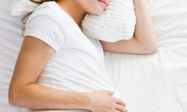 Pozicioni ideal i fjetjes për nënat shatëzënë