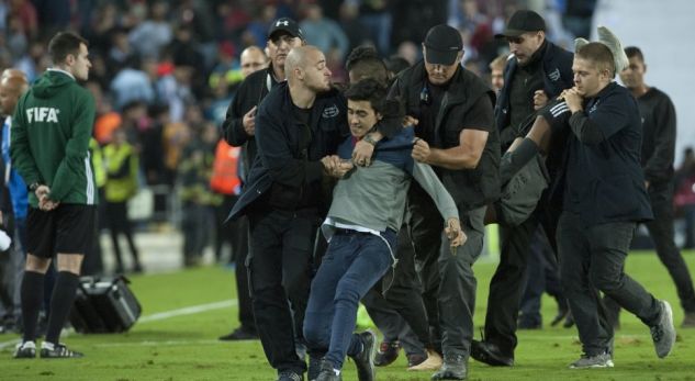 Shmanget tragjedia në fushën e blert/ Tifozi izraelit iu afrua me thikë Iscos (Foto)