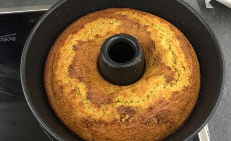 Kek me vaj ulliri dhe qumësht për 15 minuta