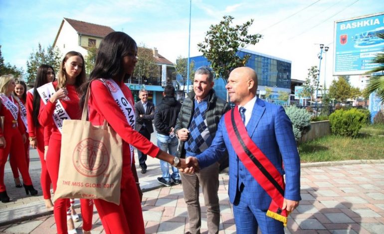 Xhelal Mziu tregohet ‘xhentil’, takim me vajzat e Miss Globe 2018