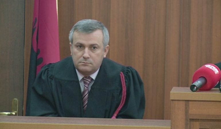 Ndalimi i gjyqtarit me 300 mln, pse nuk u ndaluan dy gjyqtarët e tjerë?