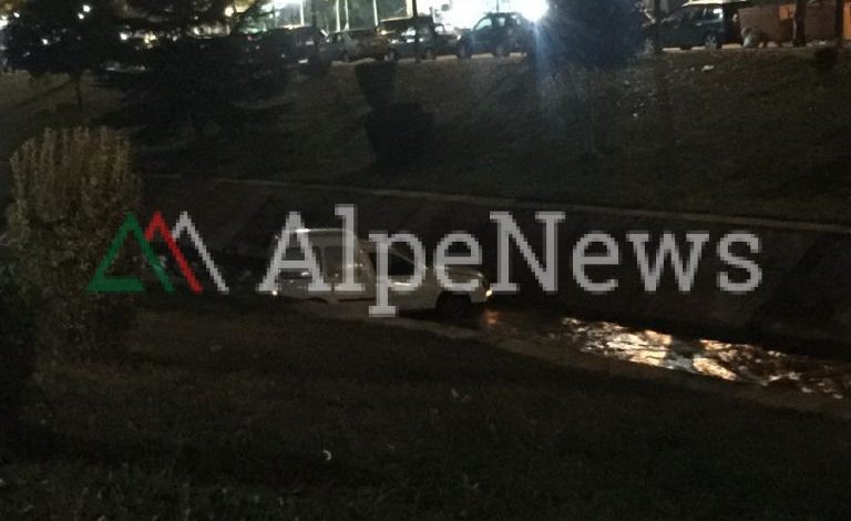 Një makinë përfundon në Lanë (Foto)