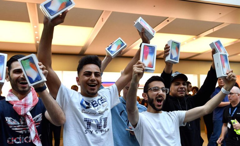 Çmenduri shitjesh/ Qytetet amerikanë mbeten pa iPhone X