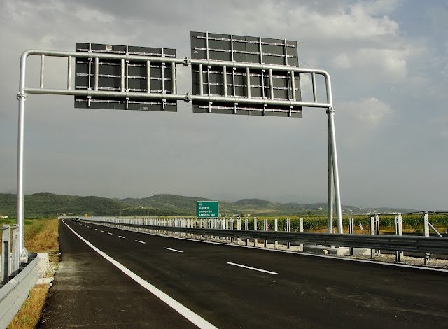 FOTO/ “Mercedesi” përmbyset në mes të autostradës Vlorë-Levan, dy të plagosur