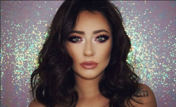 FOTO/ Ronela Hajati ofendon rënd komentuesen: Shko të vjellësh se…