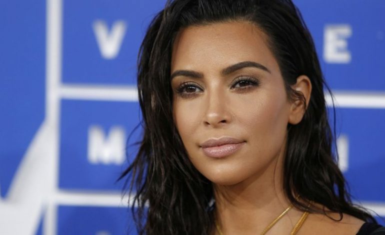 FOTOT/ Provokon Kim Kardashian, shëtit pa sutjena