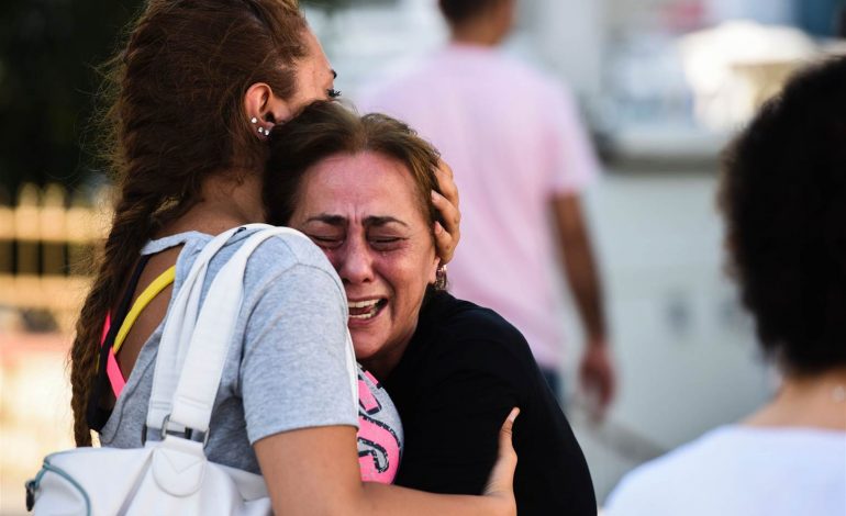 Lot dhe ndarje e tmerrshme në aeroport: Nëna e 3 fëmijëve dëbohet pas 30 vitesh nga SHBA