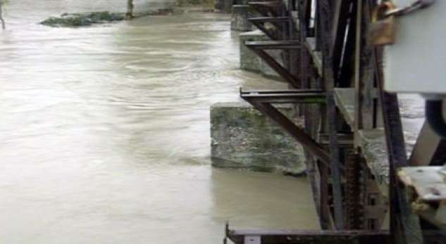 PARASHIKIMI/ Nesër pritet të dalë nga shtrati lumi i Vjosës, ALARM për përmbytje në Jug të vendit