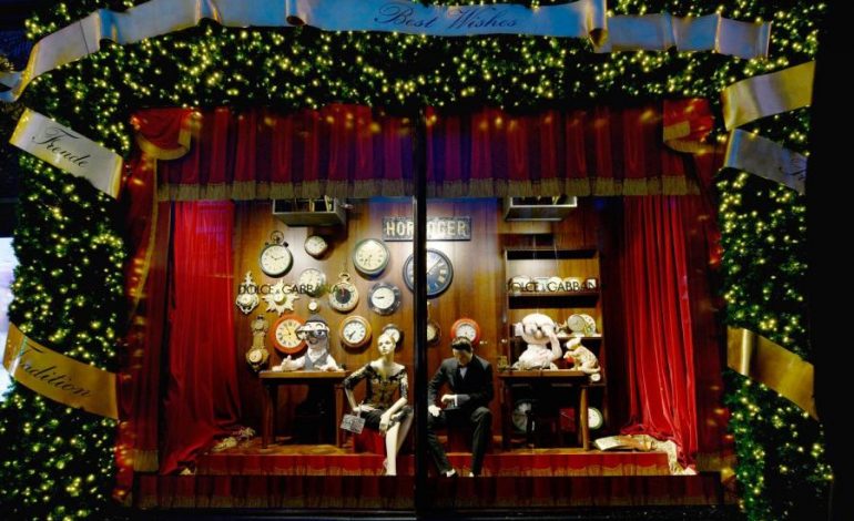 Gjigantët e modës D&G ndezin dritat e Krishtlindjeve në “Harrods” (FOTO)