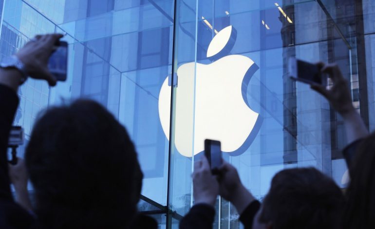 Apple nën akuzë nga studentët, ja skema e abuzimit