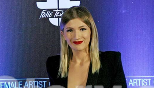 Sara Hoxha shfaqet trendy në Paris, ja me kë shoqërohet ajo