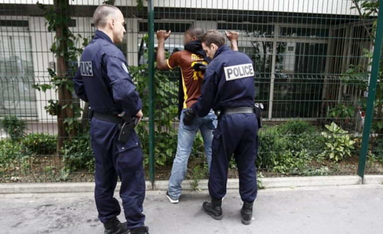 Shqiptari shkon në Francë për të kërkuar azil, ja çfarë i gjendet gjatë kontrollit