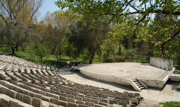 Bashkia e Tiranës nis rehabilitimin e monumenteve tek Parku i Liqenit (Fotot)