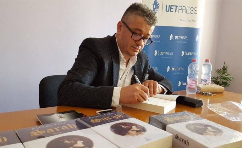 PROMOVIMI/ Alfred Peza në Tepelenë. Interes i jashtëzakonshëm për “Sarah” (FOTO)