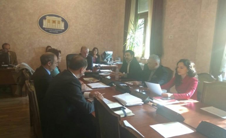 Genc Pollos “nuk i del shpirti”: Bushati me fjalor halabaku. Deputeti i PS “i bën namin”
