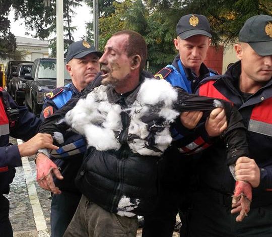 VIDEO-Tiranë/ Para 3 javësh tentoi të hidhej nga vinçi, sot donte të vetdigjej para parlamentit