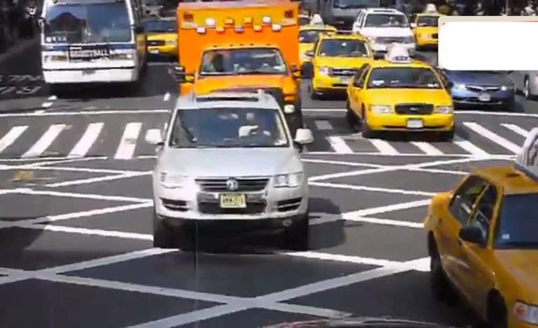 Si reagojnë shoferët nëpër botë, kur ambulanca kalon në trafik (Video)