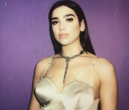 Dua Lipa vetëm në mbathje (Foto)