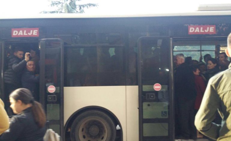 FOTO+VIDEO/ Kaos në transportin publik, shikoni çfarë ndodh
