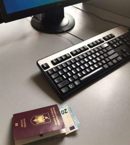 Berat/ Tentoi të korruptojë policin me 20 euro për të kaluar kufirin, pranga të riut