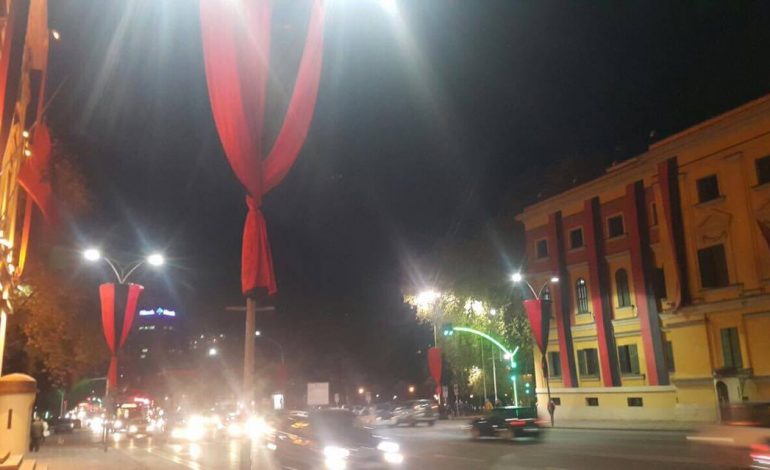 Tirana zbukurohet për festat e nëntorit. Pamjet do iu befasojnë (FOTO)