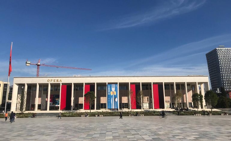 Atmosferë festash në Kryeqytet/ Ja çfarë po ndodh në Sheshin Skënderbej (FOTO)