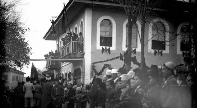 Publikohet foto e rrallë e ngritjes së flamurit shqiptar në Shkodër
