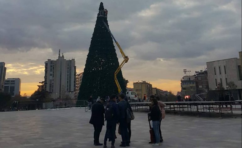 Tirana bëhet gati të ndezi dritat e pemës së Krishtlindjeve (FOTO)