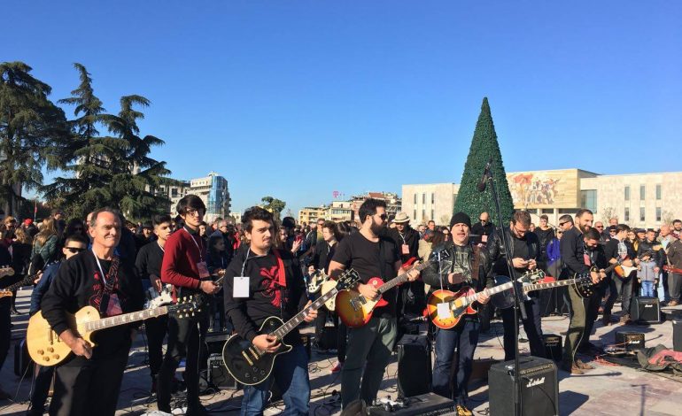 FOTOT e 100 kitaristëve që performuan Himnin Kombëtar në 105 vjetorin e Pavarsisë së Shqipërisë