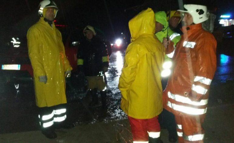 Shkon 1.5 metër niveli i ujit, Forcat e Armatosura evakuojnë qytetarët e bllokuar në Kamëz