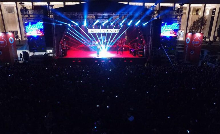 EKSKLUZIVE/ Zbulohen pamjet nga ajri të koncertit të Natës së Bardhë ku performoi Emili Sande. Ja sa u mbush Sheshi Skënderbej (Foto,Video)