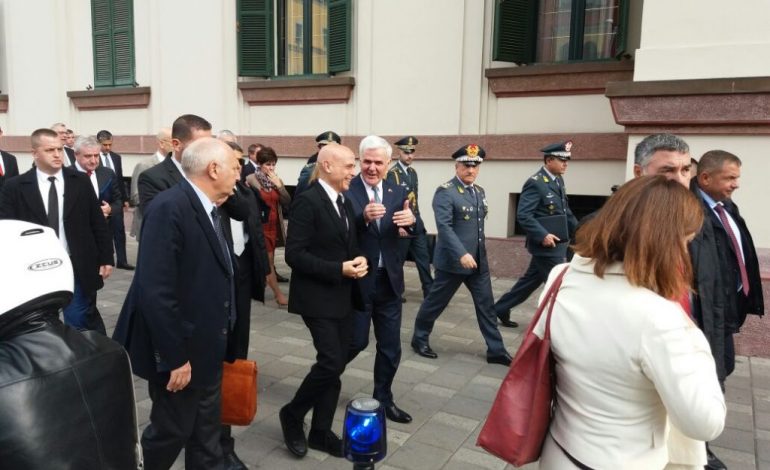 FOTOT/ Haki Çakon e shmangin nga pritja e Ministrit të Brendshëm të Italisë