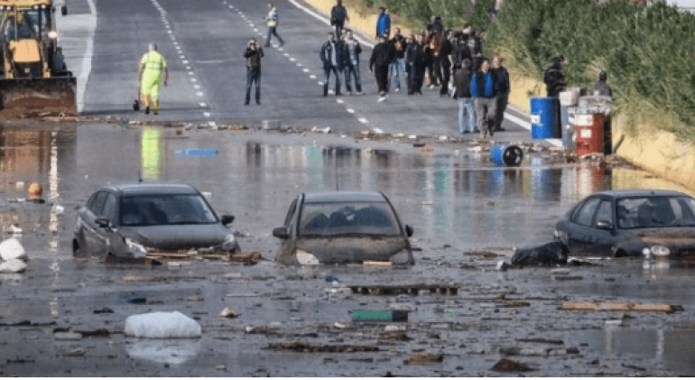 Foto tronditëse/ Përmbytjet në Greqi, shtohet numri i viktimave