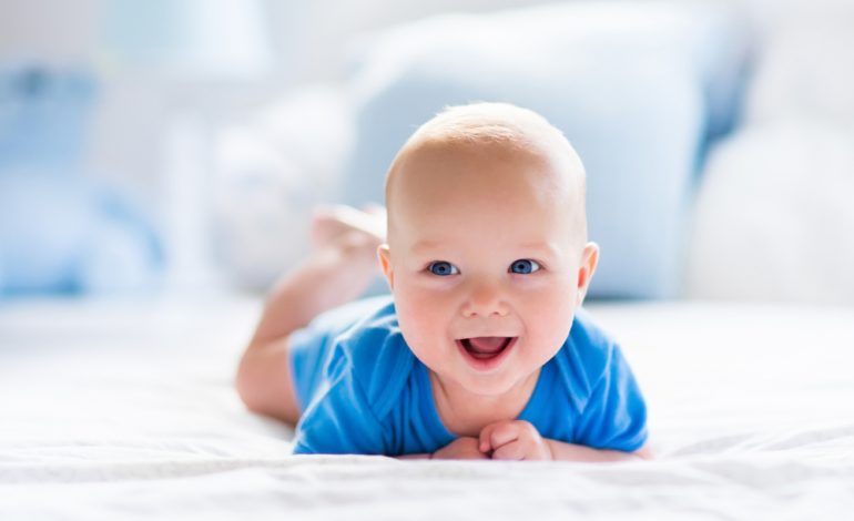 10 gjërat që nuk duhet të bëjë KURRE me një bebe të porsalindur
