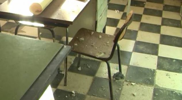 Nxënësit kujtuan se ishte tërmet/ Në shkollën 9 vjeçare në Krujë bie suvaja e tavanit dhe…