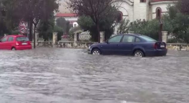 Reshje e dendura në Shqipëri, ja çfarë zgjidhje kanë gjetur banorët e këtij qyteti për të shpëtuar nga përmbytjet