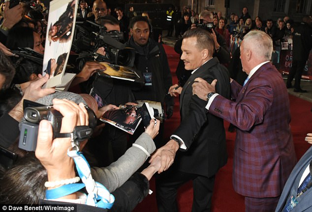 Johnny Depp “trondit” fansat/ Shfaqet i dehur në tapetin e kuq (FOTO)
