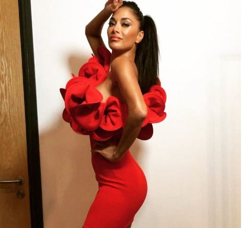 Nicole Scherzinger, “bomba plasëse” me fustan të kuq (Foto)