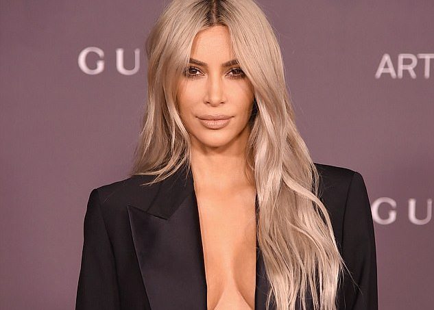 Kim Kardashian i lë sytjenat në shtëpi