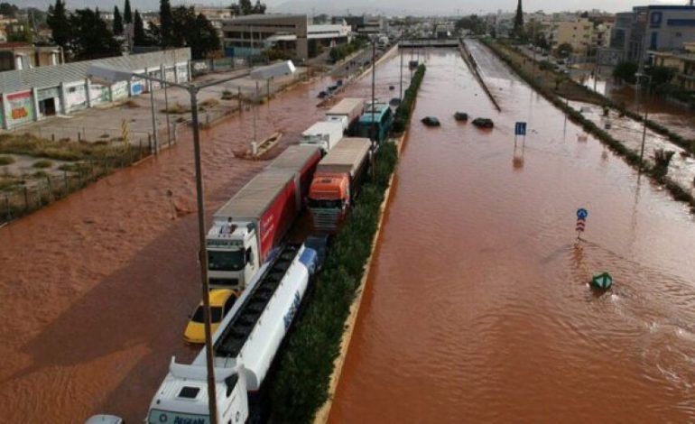 Shkon 16 numri i viktimave nga përmbytjet në Greqi/ Tsipras shpall zi kombëtare