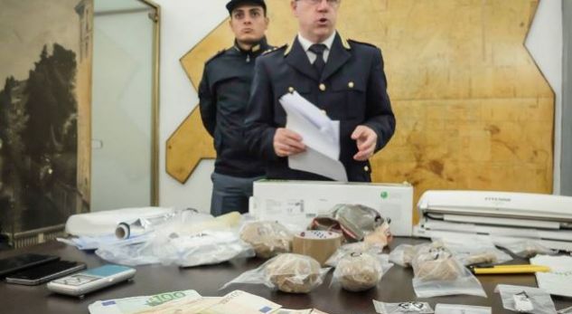 E padëgjuar, shkojnë për t’i arrestuar, shqiptarët bëjnë karate me policët italianë