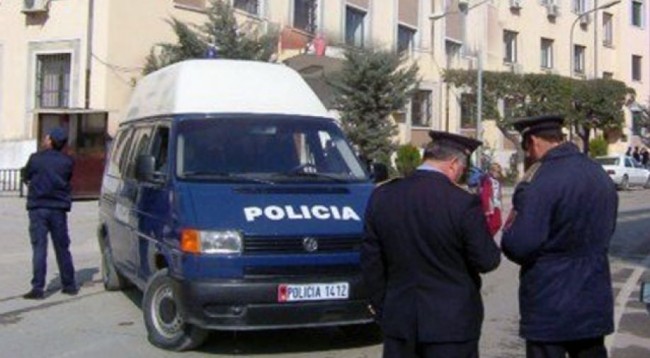 EMRI/ E reja hidhet nga kati i 4 i pallatit, kurohej prej 10 vitesh nga depresioni