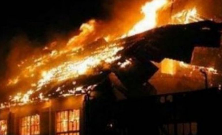 Banesa në Korçë përfshihet nga flakët/ Gjendet një kufomë e djegur plotësisht