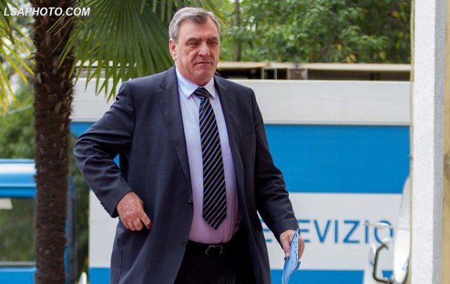 FOTO/ Agron Duka me krah të thyer në shoqërinë e Ndokës dhe Zhejit, çfarë i ka ndodhur?