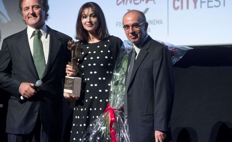 FOTO/ Çudit Monica Bellucci, puthje në buzë me Tornatore: “Eshtë regjisori im”