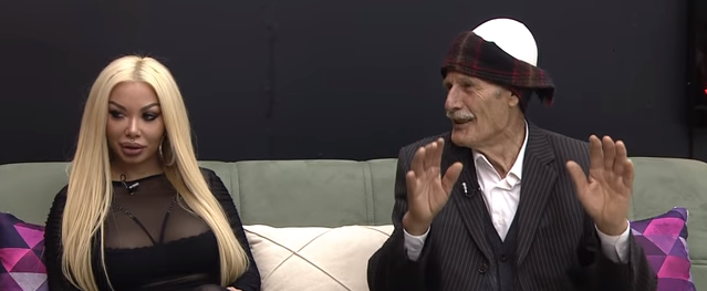 Nuk përmbahet plaku. Ia “fut” dorën live në emision Iva Alikos. Shikoni reagimin e saj..!
